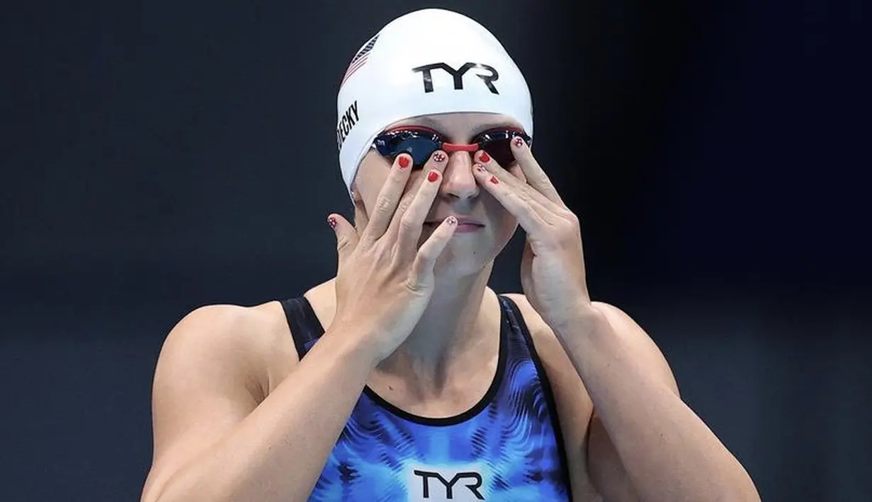 Atlet renang yang telah memenangkan medali emas di tiga Olimpiade berturut-turut, Katie Ledecky mengenakan nail art dengan unsur lambang negaranya, Amerika Serikat.  Instagram @olympic