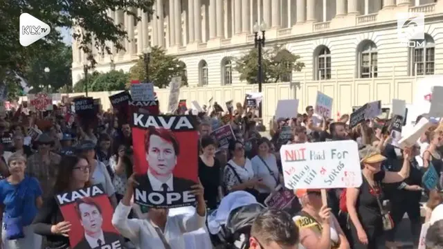 Warga AS melakukan demo penolakan Brett Kavanaugh menjadi Hakim Mahkamah Agung. Pasalnya Kavanaugh diduga terlibat dalam suatu kasus pelecehan seksual.