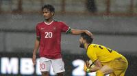 Pemain Timnas Indonesia U-23, Ilham Udin memegang kepala kiper Suriah U-23 pada laga persahabatan di Stadion Wibawa Mukti, Bekasi, Rabu (16/11/2017). Indonesia kalah 2-3. (Bola.com/NIcklas Hanoatubun)