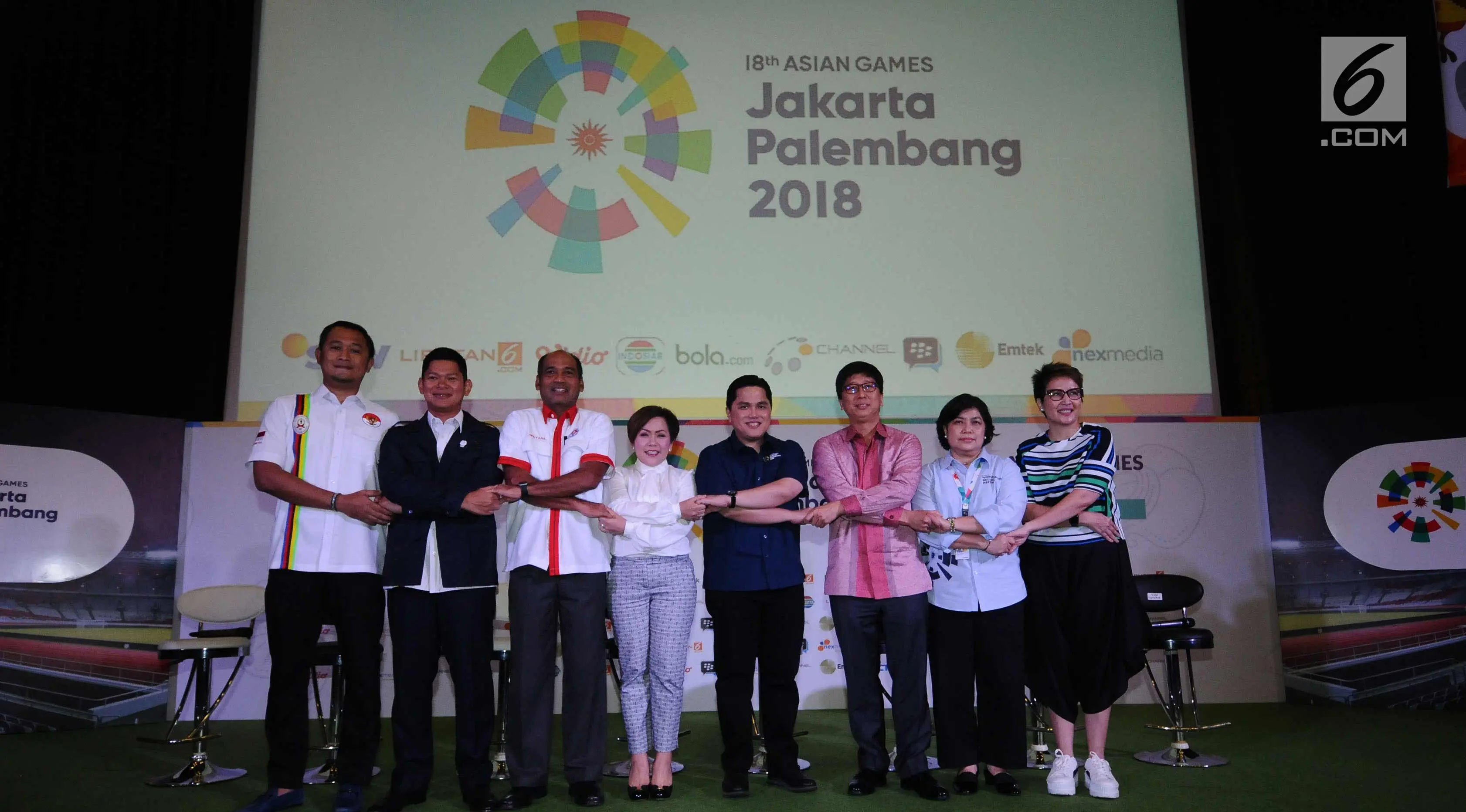 Ketua INASGOC Erick Thohir (keempat kanan) bersama Direktur Progamming SCM (keempat kiri) dan COO Emtek Sutanto Hartono (ketiga kanan) foto bersama usai konferensi pers Asian Games 2018 di SCTV Tower, Jakarta, Kamis (8/2). (Liputan6.com/Helmi Fithriansyah