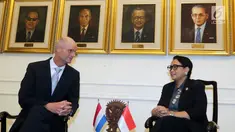 Menteri Luar Negeri Indonesia, Retno Marsudi berbincang dengan Menteri Luar Negeri Belanda Stephanus Abraham Blok saat melakukan pertemuan di gedung Pancasila Kementerian Luar Negeri di Jakarta, Selasa (3/7). (Liputan6.com/Johan Tallo)