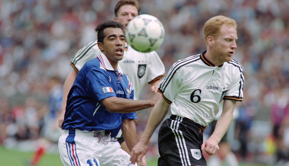 Sammer kemudian dinobatkan sebagai Player of the Tournament, penghargaan yang memang layak diraihnya. Pada tahun yang sama, Sammer juga meraih Ballon d'Or. Ia menjadi bek pertama sejak Franz Beckenbauer pada 1976 yang meraih penghargaan individual bergengsi itu. (Foto: AFP/Boris Horvat)