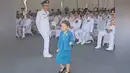 Dalam momen bersejarah ini, Dedi ditemani putri bungsunya, Hyang Sukma Ayu, yang mencuri perhatian saat berdiri di antara kepala daerah. Gadis kecil itu tampak antusias mengikuti prosesi, menirukan gerakan baris-berbaris dengan ceria. (Liputan6.com/IG/@dedimulyadi71)