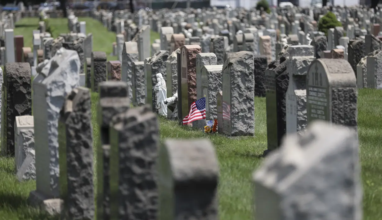 Bendera nasional Amerika Serikat (AS) terlihat di sebuah taman pemakaman di New York, Amerika Serikat (29/7/2020). Kematian akibat COVID-19 di AS telah menembus angka 150.000 pada Rabu (29/7), tepatnya 150.034 hingga pukul 15.35 waktu setempat atau Kamis (30/7) pukul 02.35 WIB. (Xinhua/Wang Ying)