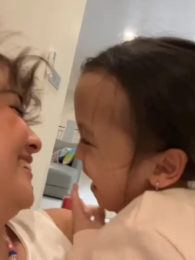 Joanna Laexandra dan anaknya (Instagram/joannaalexandra)