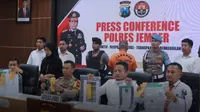 Kapolres Jember AKBP Hery Purnomo menunjukan barang bukti terkaitit penyebaran berita bohong penculikan anak (Istimewa)