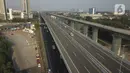 Foto udara penyekatan kendaraan yang melintas di KM 31 Tol Jakarta-Cikampek, Kabupaten Bekasi, Jawa Barat, Sabtu (17/7/2021). Penyekatan dilakukan untuk mengantisipasi lonjakan lalu lintas jelang hari libur Idul Adha. (Liputan6.com/Herman Zakharia)