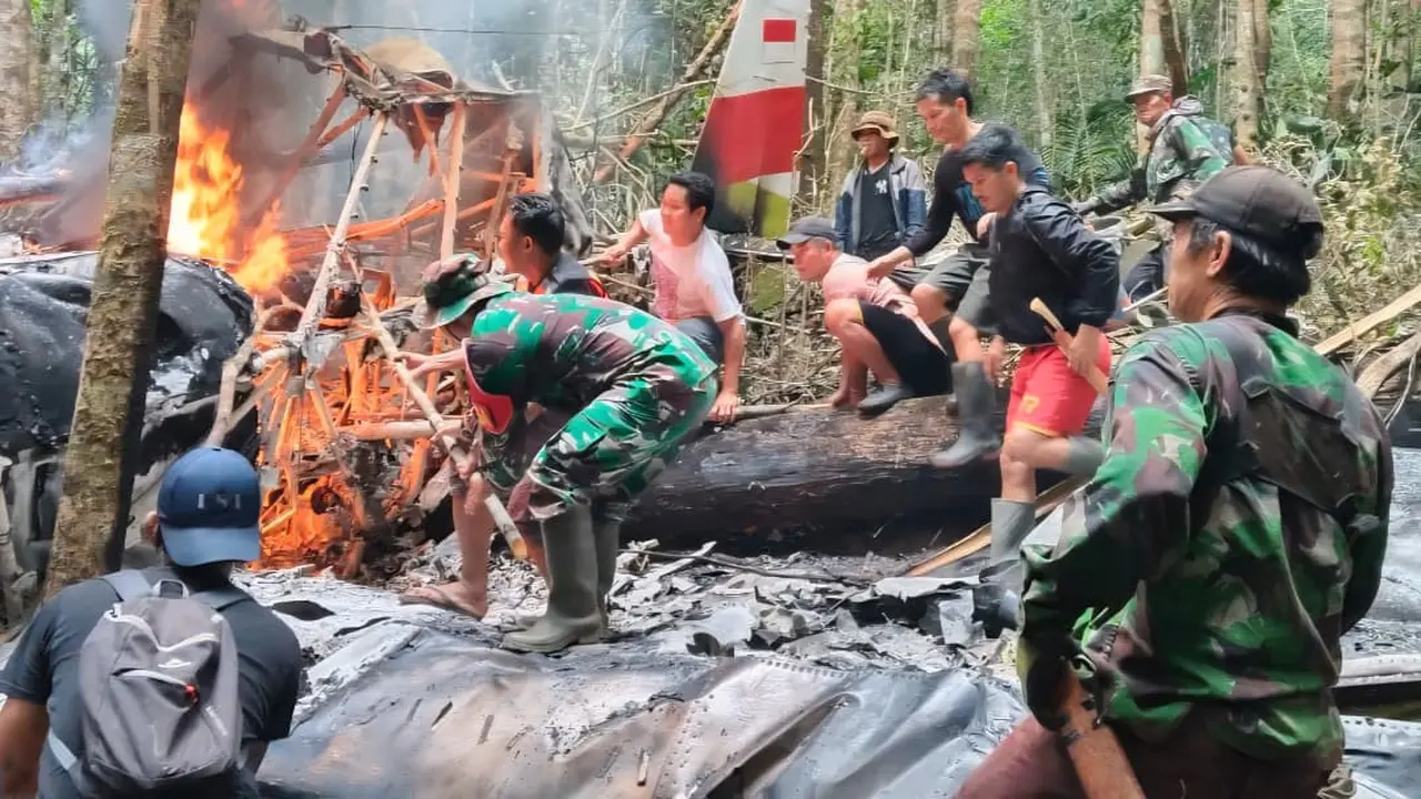 Sebanyak 21 personel tim evakuasi TNI diterjunkan melaksanakan pencarian, evakuasi korban, serta pengamanan area pesawat PT Pelita Air Service yang jatuh di Nunukan, Kalimantan Utara, Kamis (19/2/2026). (Dok TNI)
