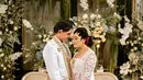 Pernikahan mengusung adat Jawa kental. Tampak kedua yang berbahagia mengenakan busana pengantin warna putih. [Foto: Instagram/djanjisoetji.photography]