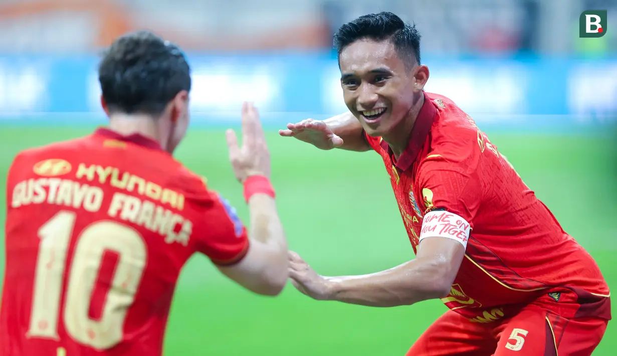 Pemain Persija Jakarta, Rizky Ridho, bersama Gustavo Franca berselebrasi setelah mencetak gol ke gawang Persita Tangerang dalam laga pekan pertama BRI Super League 2025/2026 di Jakarta International Stadium (JIS), Minggu (10/8/2025) malam WIB. (Bola.com/M Iqbal Ichsan)