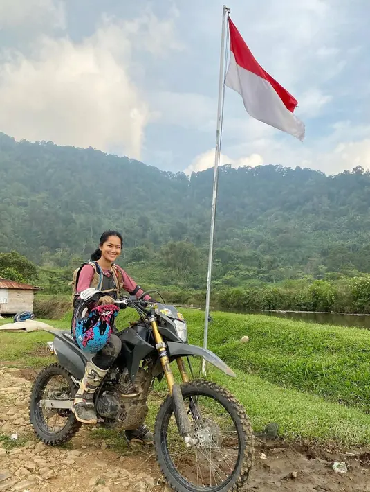 Tidak banyak selebriti wanita yang menyukai hobi trabas. Pasalnya saat mengendarai motor trail di lintasan tanah berupa hutan maupun sungai, tentu dibutuhkan keterampilan dalam mengendari sepeda motor. Belum lagi saat melintasi berbagai trek yang belumpur, pasti usai trabas bakal penuh lumpur yang menember dari kepala hingga kaki. (Liputan6.com/IG/@prisia)