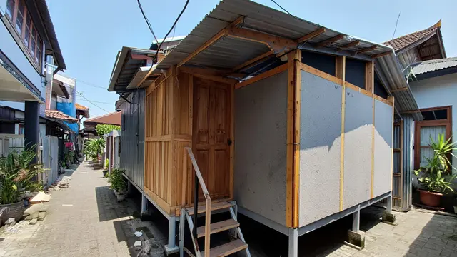 Model Rumah Kecil Semi Permanen 6x10 di Gang Sempit (AI)