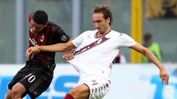 Striker AC Milan, Carlos Bacca, menarik baju pemain Torino, Emiliano Moretti. Wasit mengeluarkan satu kartu merah serta satu kartu kuning kepada pemain Milan dan juga tiga kartu kuning untuk Torino. (EPA/Matteo Bazzi)