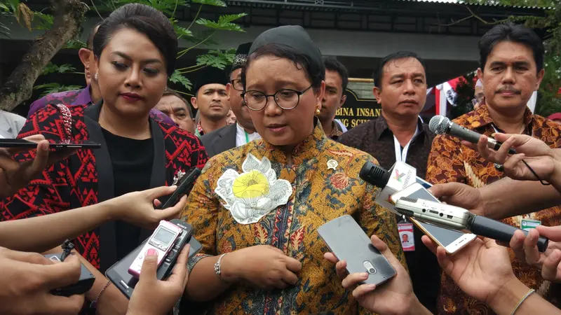 Menteri Luar Negeri Retno Marsudi saat memberikan keterangan kepada awak media di Ponpes Bali Bina Insani