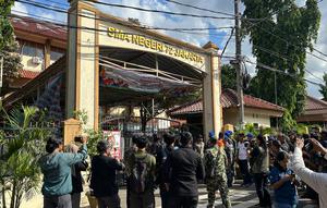 Situasi Pasca Ledakan di SMAN 72 Kelapa Gading Jakarta. (Liputan6.com/Nanda Perdana Putra)