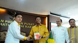 Ketua Umum Partai Hanura Wiranto saat menerima sebuah buku dalam peringatan HUT Ke-8 Partai Hanura, Jakarta,Minggu (21/12/2014) (Liputan6.com/Andrian Martinus)