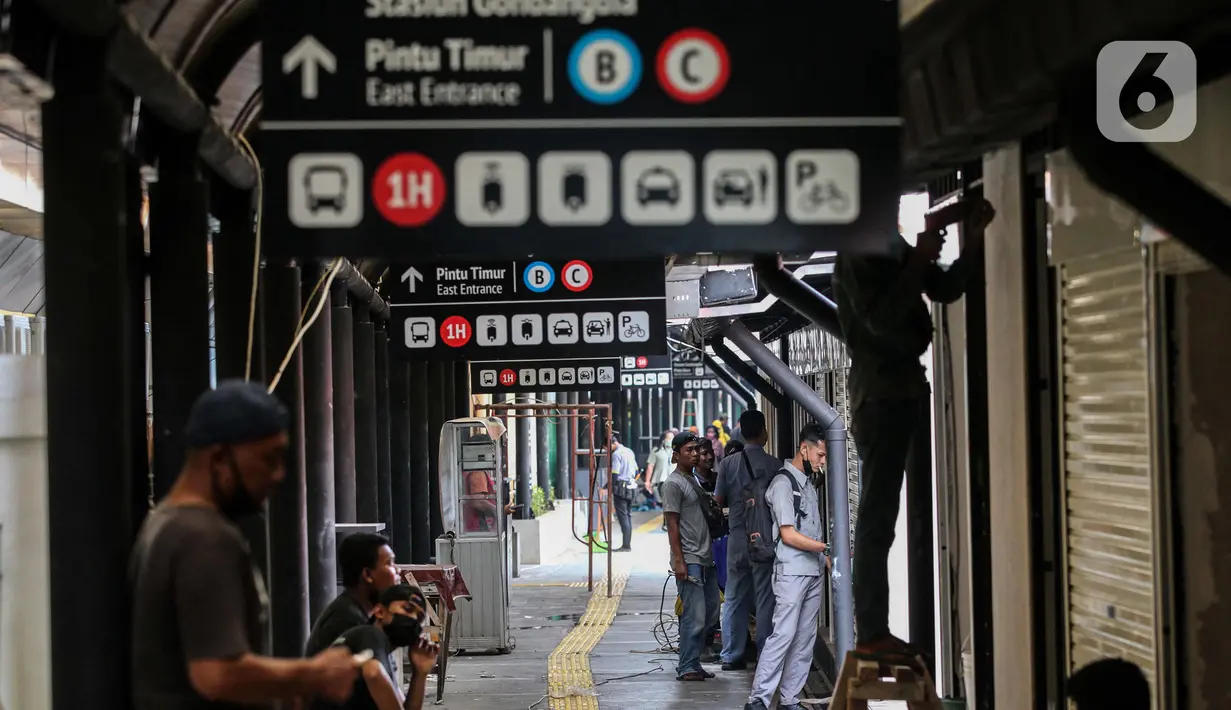 Pekerja menyelesaikan pembuatan ruko untuk UMKM di stasiun Gondangdia, Jakarta, Sabtu (16/10/2021). Penataan stasiun ini merupakan kerja sama antara Pemprov DKI Jakarta dan PT KCI guna menghadirkan sarana transportasi yang terintegrasi. (Liputan6.com/Johan Tallo)