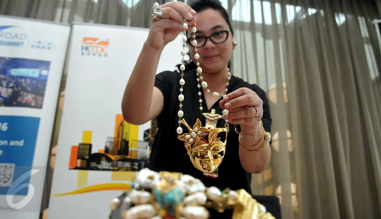 Direktur Mannaqueen Imelda Panjaitan memperlihatkan Produk yang akan di Pamerkan di Hong Kong saat jumpa pers di Penang Bistro, Jakarta, Kamis (25/2).  Nantinya ini akan menjadi pameran Produk Indonesia terbesar di Hong Kong. (Liputan6.com/Johan Tallo)