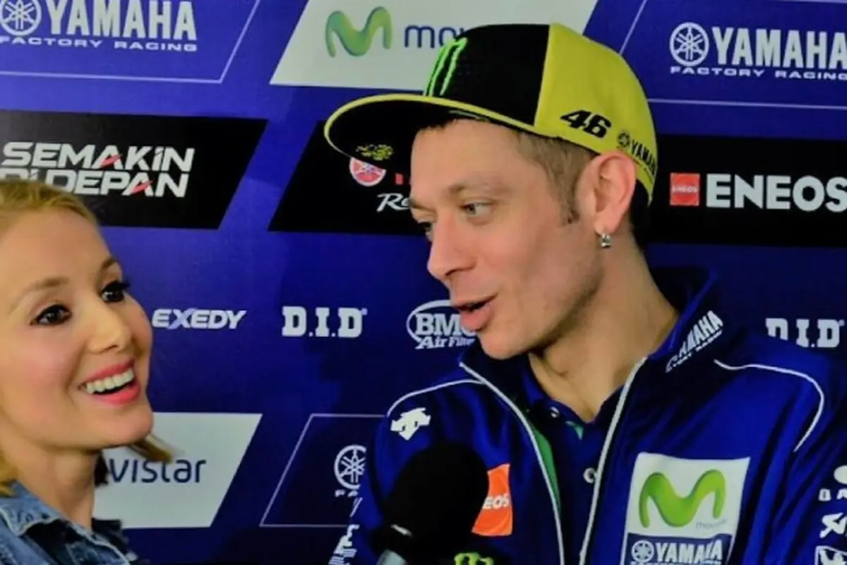Valentino Rossi (kanan) dan Deborah Serendipity