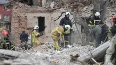 Tim penyelamat mencari korban di reruntuhan rumah yang hancur akibat serangan roket Rusia di pinggiran Lviv, Ukraina, Minggu 5 Oktober 2025. (AP Photo/Mykola Tys)
