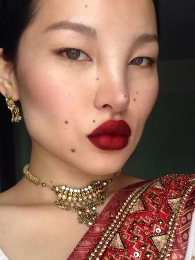 [Fimela] Kecantikannya yang Tidak Biasa Membuat Perempuan Nepal Ini Viral di Dunia Maya