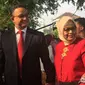 Gubernur DKI Jakarta Anies Baswedan dan istri hadiri pernikahan putri Presiden Jokowi, di Gedung Graha Saba Buana, Solo, Rabu (8/11). Menurut Anies, suasana pernikahan tersebut sama seperti pernikahan masyarakat pada umumnya. (Liputan6.com/Lizsa Egeham)