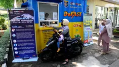Warga mengambil dokumen kependudukan melalui layanan Drive Thru De Fast di halaman Kantor Pemkot Depok, Depok, Jawa Barat, Senin (26/9/2022). Dinas Kependudukan dan Pencatatan Sipil (Disdukcapil) Kota Depok meluncurkan pelayanan Drive Thru De Fast untuk pengambilan dokumen kependudukan bagi warga yang sudah daftar secara online. (merdeka.com/Arie Basuki)