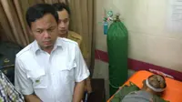 Walikota Bogor Bima Arya saat menengok jenazah Jajang. (Bima Firmansyah/Liputan6.com)