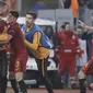 Para pemain AS Roma merayakan gol Edin Dzeko saat melawan Shakhtar pada leg kedua 16 besar Liga Champions di Rome Olympic stadium, (13/3/2018). AS Roma Menang 1-0. (AP/Gregorio Borgia)