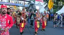Sejumlah orang mengenakan pakaian adat melakukan pawai festival Budaya Borneo di Car Free Day, Jakarta, Minggu (30/7). Festival tersebut dalam rangka mengenalkan adat dan budaya borneo melalui pakaian dan musiknya. (Liputan6.com/Helmi Afandi)