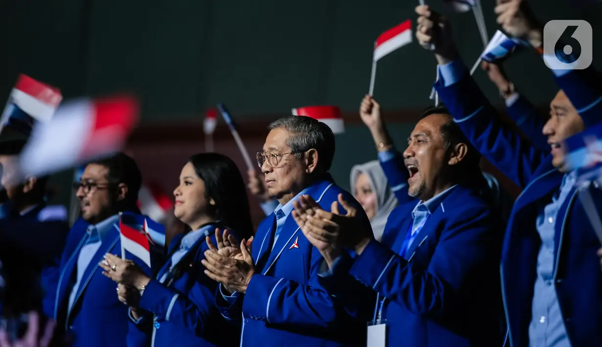 Ketua Majelis Tinggi DPP Partai Demokrat Susilo Bambang Yudhoyono (SBY) bertepuk tangan saat hadir dalam Rapimnas Partai Demokrat di JCC, Jakarta, Jumat (16/9/2022). Dalam pidatonya, AHY menyebut Demokrat sedang intens dengan 2 partai dan Demokrat tengah intens membangun komunikasi dengan 2 partai yang juga memiliki semangat dan energi perubahan untuk Indonesia yang lebih baik. (Liputan6.com/Faizal Fanani)