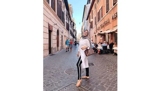 6 Gaya Fashion Olla Ramlan Saat Berlibur di Italia, Modis Banget