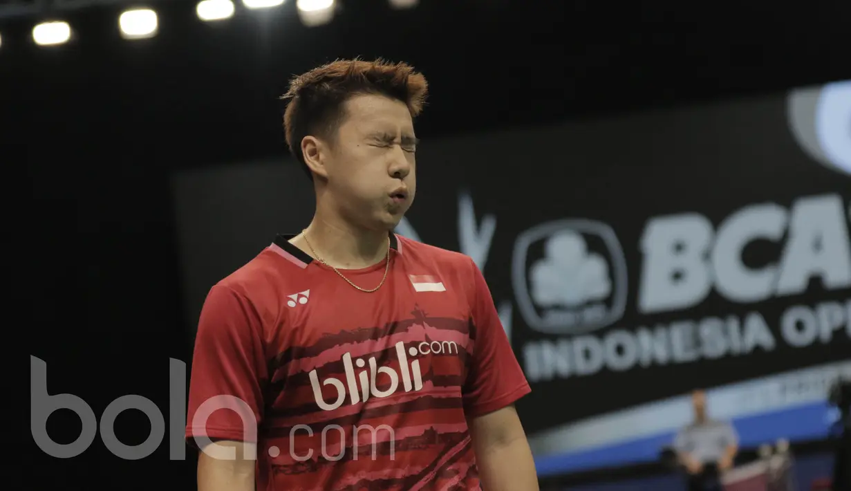 Pebulutangkis Indonesia, Kevin Sanjaya Sukamuljo, saat berhadapan dengan pasangan Denmark, Kim Astrup/Anders Skaarup Rasmussen di Indonesia Open 2017 di JCC, Rabu (14/6/2017. Indonesia kalah  dua gim langsung 16-21, 16-21.  (Bola.com/M Iqbal Ichsan)