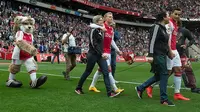 Peringati Hari Ibu, Pemain Ajax Bawa Ibu Mereka ke Lapangan 