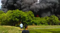 Asap hitam membumbung tinggi akibat kebakaran kapal di dermaga Juwana Pati sudah terlihat dari jauh. (foto : Liputan6.com/basarnas/edhie prayitno ige)