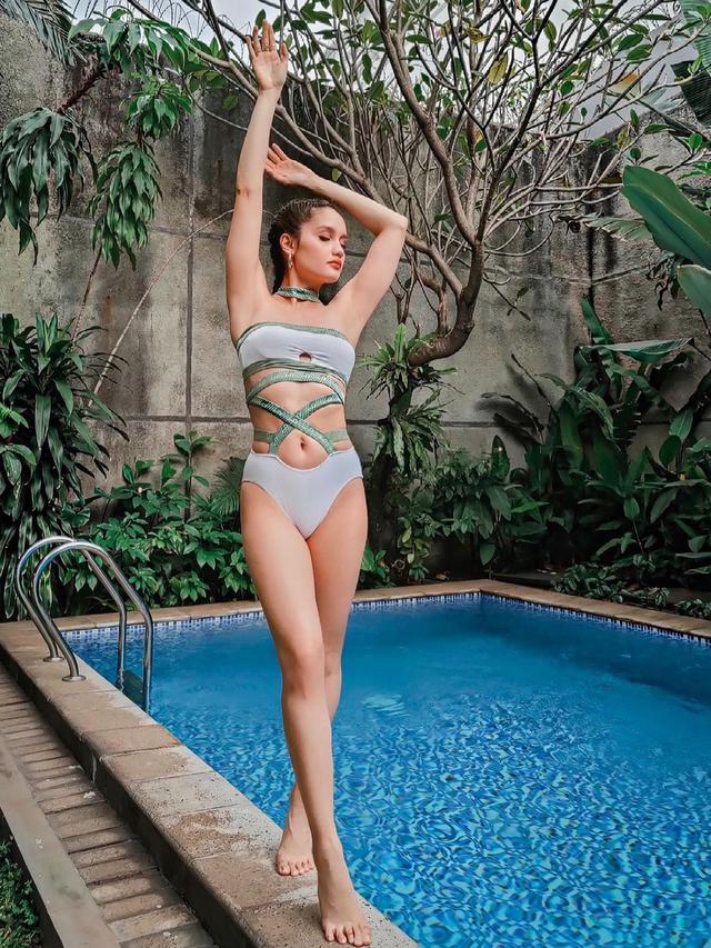 Potret Cinta Laura Pakai Produk Desainer Lokal. (Sumber: Instagram/claurakiehl)