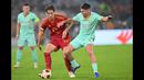 Pemain AS Roma, Edoardo Bove (kiri) berebut bola dengan pemain Slavia Praha, Lukas Masopust pada laga Grup G Liga Europa 2023/2024 di Olympic Stadium, Roma, Italia, Jumat (27/10/2023) dini hari WIB. (AFP/Alberto Pizzoli)
