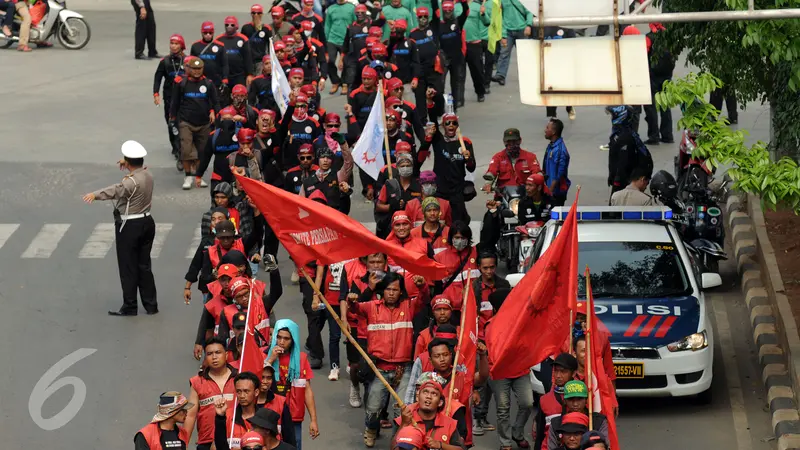 20151120-Usai Salat Jumat, Buruh Lanjutkan Long March ke Tugu Proklamasi-Jakarta