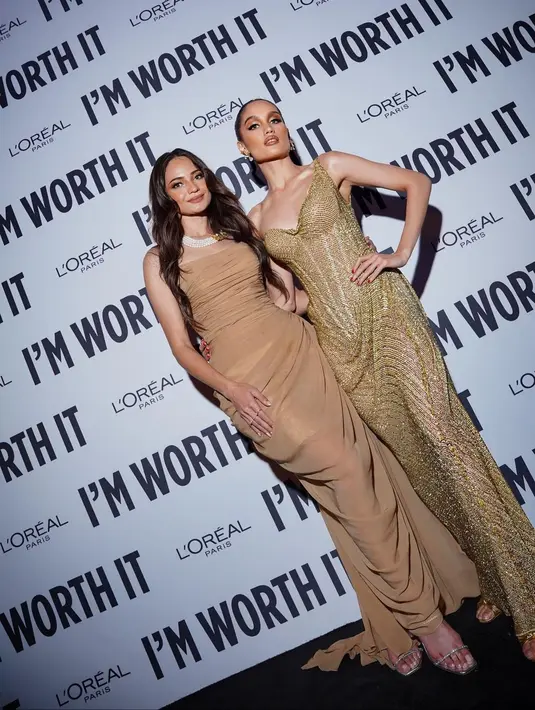 Cinta Laura tampil semakin menawan dengan makeup bernuansa kecokelatan yang hangat dan rambut yang ditata sleek look. [Foto: Instagram/claurakiehl]