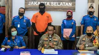 Aktor berinisial DS atau Dwi Sasono saat dirilis terkait kasus kepemilikan narkoba di Polres Metro Jakarta Selatan, Senin (1/6/2020). Dalam penggeledahan, polisi berbasil menemukan barang bukti ganja seberat 16 gram.  (Liputan6.com/Faizal Fanani)