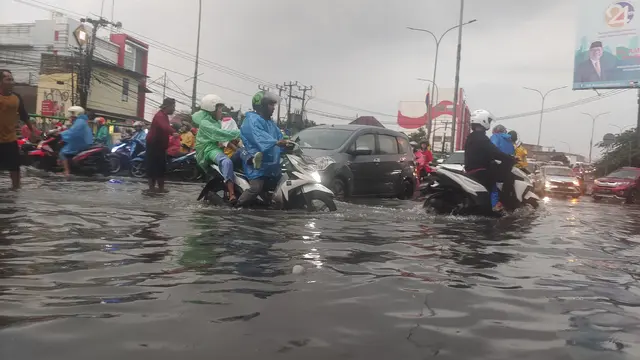 Depok Tergenang Banjir dan Bikin Lalu Lintas Macet