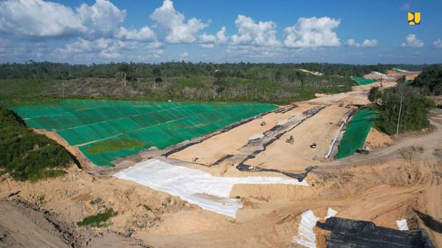 Kementerian PUPR membangun Jalan Tol menuju ke Kawasan Inti Pusat Pemerintahan IKN. Jalan tol yang akan terhubung dengan Jalan Tol Balikpapan-Samarinda ini akan mempersingkat jarak tempuh dari sekitar dua jam menjadi hanya sekitar 30 menit. (Dok PUPR)