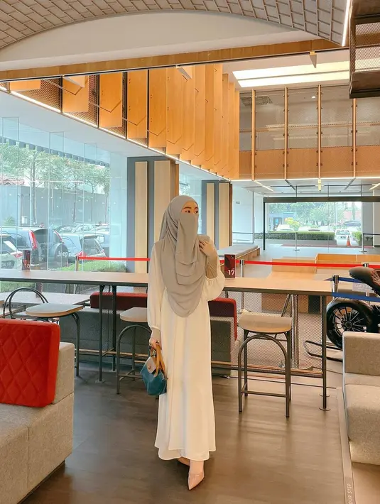 Larissa Chou yang telah menjadi mualaf sejak pada Juni 2015 ini mantab memeluk agama Islam. Tak heran busana hijab selalu ia kenakan. Terlebih yang kini ia mulai mengenakan cadar  saat berkegiatan di luar. (Instagram/larissachou)