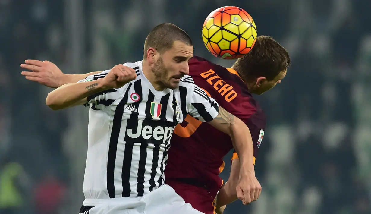 Bek Juventus, Leonardo Bonucci (kiri) berebut bola udara dengan penyerang AS Roma, Edin Dzeko pada lanjutan liga serie A Italia di Juventus Stadium, Turin (24/1/2016). Juventus menang dengan skor 1-0. (AFP PHOTO/GIUSEPPE CACACE)