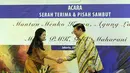 Puan Maharani dan Agung Laksono berjabat tangan usai menandatangani berita acara serah terima jabatan, Jakarta, Selasa (28/10/2014). (Liputan6.com/Andrian M Tunay)