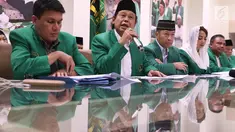 Ketum DPP PPP Djan Faridz bersama pengurus partai memberikan keterangan tentang putusan MK terkait membolehkannya pencantuman aliran kepercayaan pada kolom agama di KTP di kantor DPP PPP, Jakarta, Selasa (14/11). (Liputan6.com/Angga Yuniar)