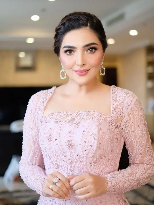 Kebaya pink yang dikenakan Ashanty di momen Siraman Aaliyah Massaid juga desain modern dengan garis leher yang tegas dan payet-payet penuh kilau. [Foto: Instagram/ashanty_ash]