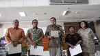 (Ki-ka) David Tobing, Agus Pambagyo, Agus Dwiyanto, Anis Hidayah, Zumrotin memberikan keterangan pers di Gedung Sekretariat Negara, Jakarta, Rabu (16/9). Sebanyak 72 orang lolos seleksi tes obyektif dan pembuatan makalah. (Liputan6.com/Faizal Fanani)