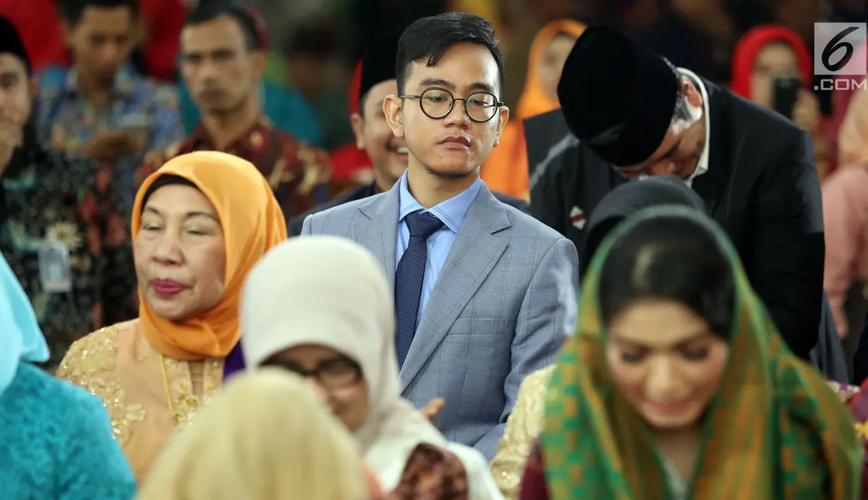 Gibran Rakabuming bersiap melakukan Manortor atau tari Tortor saat pesta adat pernikahan Kahiyang-Bobby di Medan, Jumat (24/11). Manortor ini dilakukan sebanyak 4 kali putaran. (Liputan6.com/Pool/Media Center)