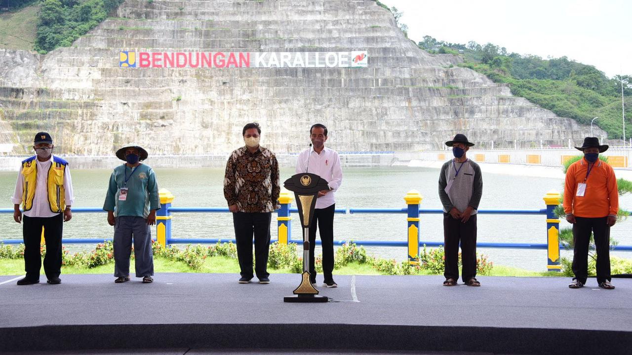 Presiden Jokowi meresmikan Bendungan Karalloe di Kabupaten Gowa sebagai bendungan multifungsi kedua yang diresmikan pada 2021 di Sulawesi Selatan (Sulsel).